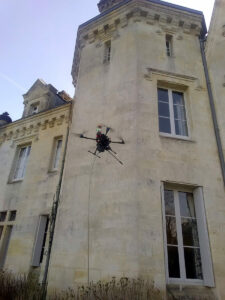 Drone nettoyant la façade d'un bâtiment